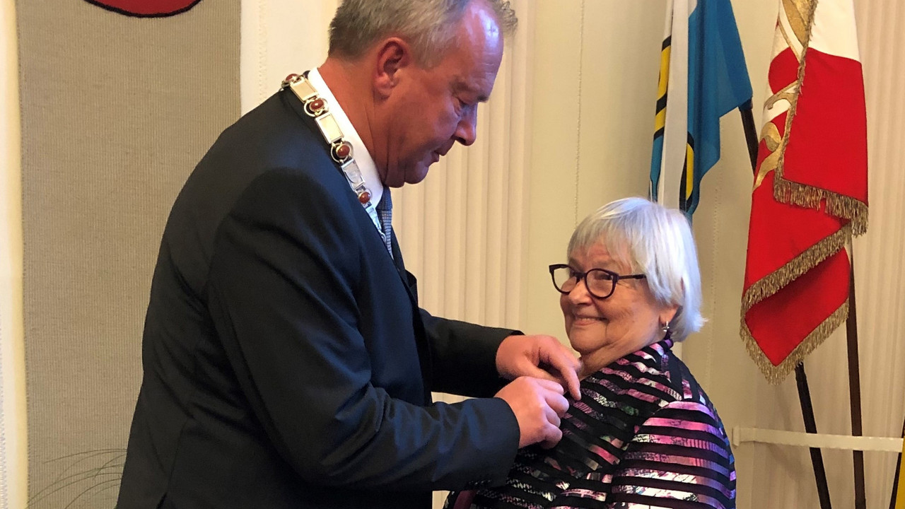 Oberbürgermeister Klaus Konzelmann von Albstädt verleiht das Bundesverdienstkreuz | Bildquelle: DTB