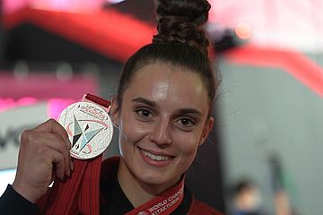 Eine glückliche Pauline Schäfer-Betz mit WM-Silbermedaille am Balken | FIG