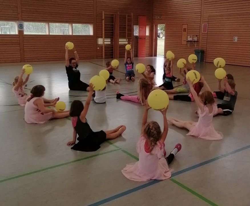Gymnastiknachwuchs mit Luftballons | Bildquelle: TV Sersheim