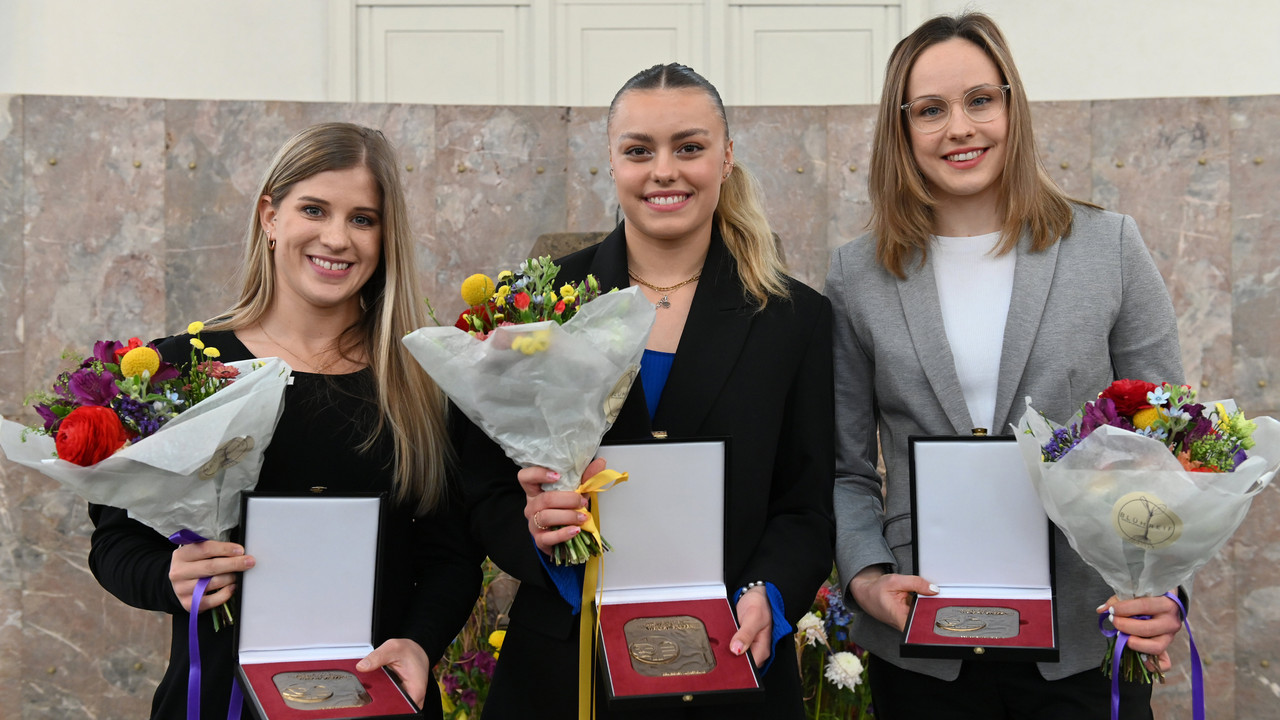 Elisabeth Seitz, Emma Malewski und Sarah Voss bekommen die Flatow-Medaille | Bildquelle: PictureAlliance