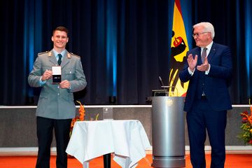 Lukas Dauser und Frank-Walter Steinmeier bei der Verleihung | Bildquelle: Gero Breloer 