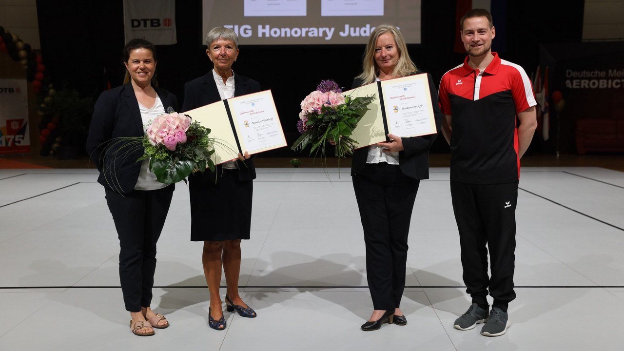 Von links: Jana Borchardt (Kampfrichterbeauftragte TK Aerobicturnen), Monika Wiethoff, Barbara Stengl, Jonas Schwartze (Vorsitzender TK Aerobicturnen) | Bildquelle: Maik Solf
