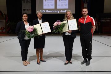 Von links: Jana Borchardt (Kampfrichterbeauftragte TK Aerobicturnen), Monika Wiethoff, Barbara Stengl, Jonas Schwartze (Vorsitzender TK Aerobicturnen) | Bildquelle: Maik Solf