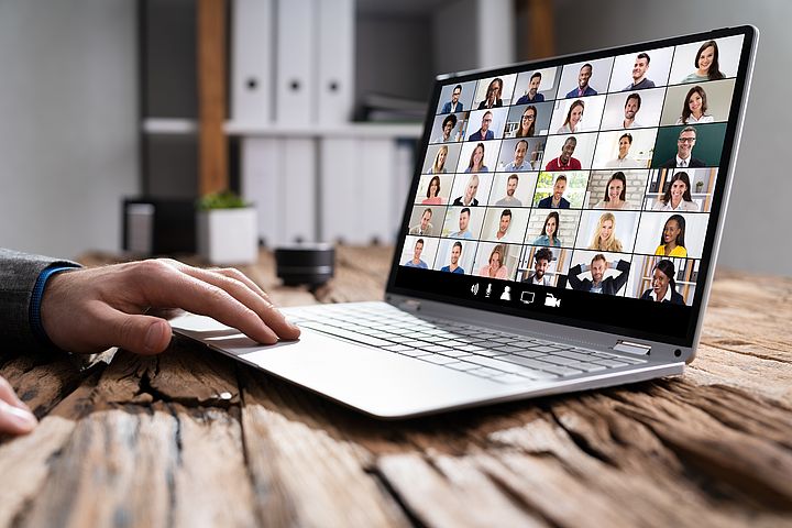 Virtuelle Mitgliederversammlung auf Laptop | Bildquelle: iStock