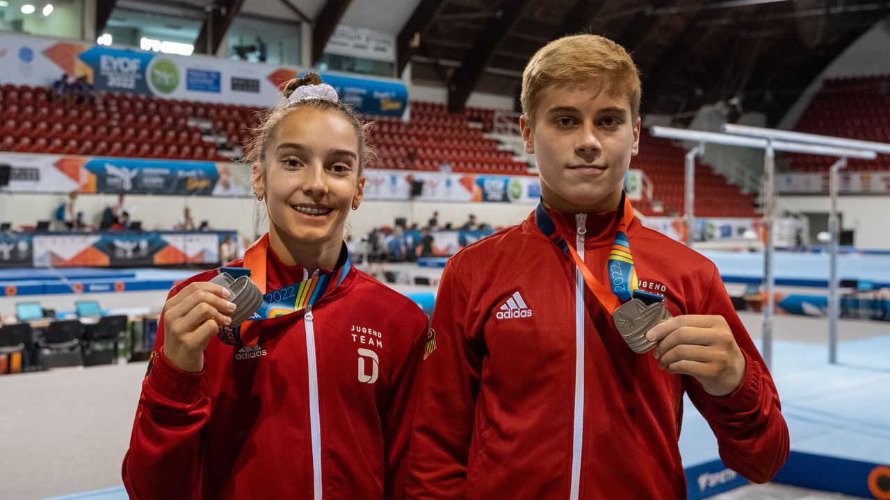Helen Kevric und Jukka Nissinen präsentieren ihr Silbermedaille | Bildquelle: Team Deutschland