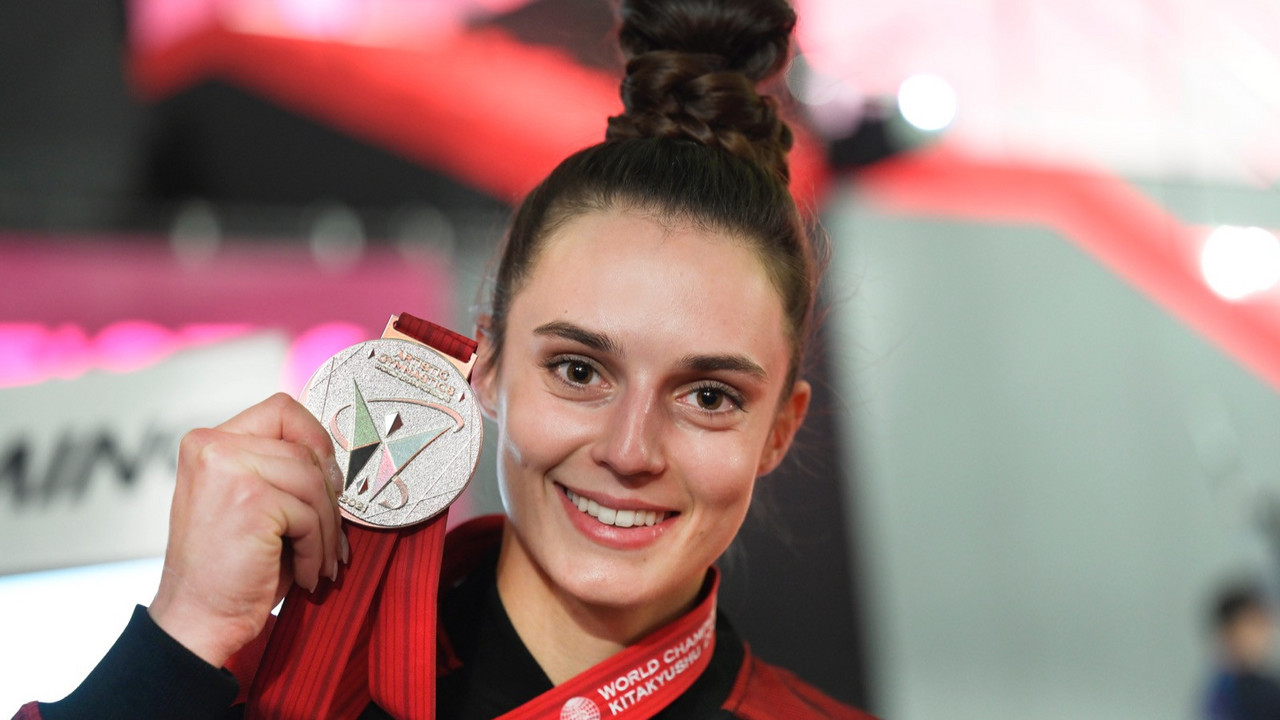 Eine glückliche Pauline Schäfer-Betz mit WM-Silbermedaille am Balken | FIG