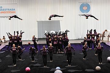 Die Akrobatikgruppe "Green Spirits" bei ihrem ersten Auftritt bei der Welt-Gymnaestrada 2023 | Bildquelle: Norbert Raufer