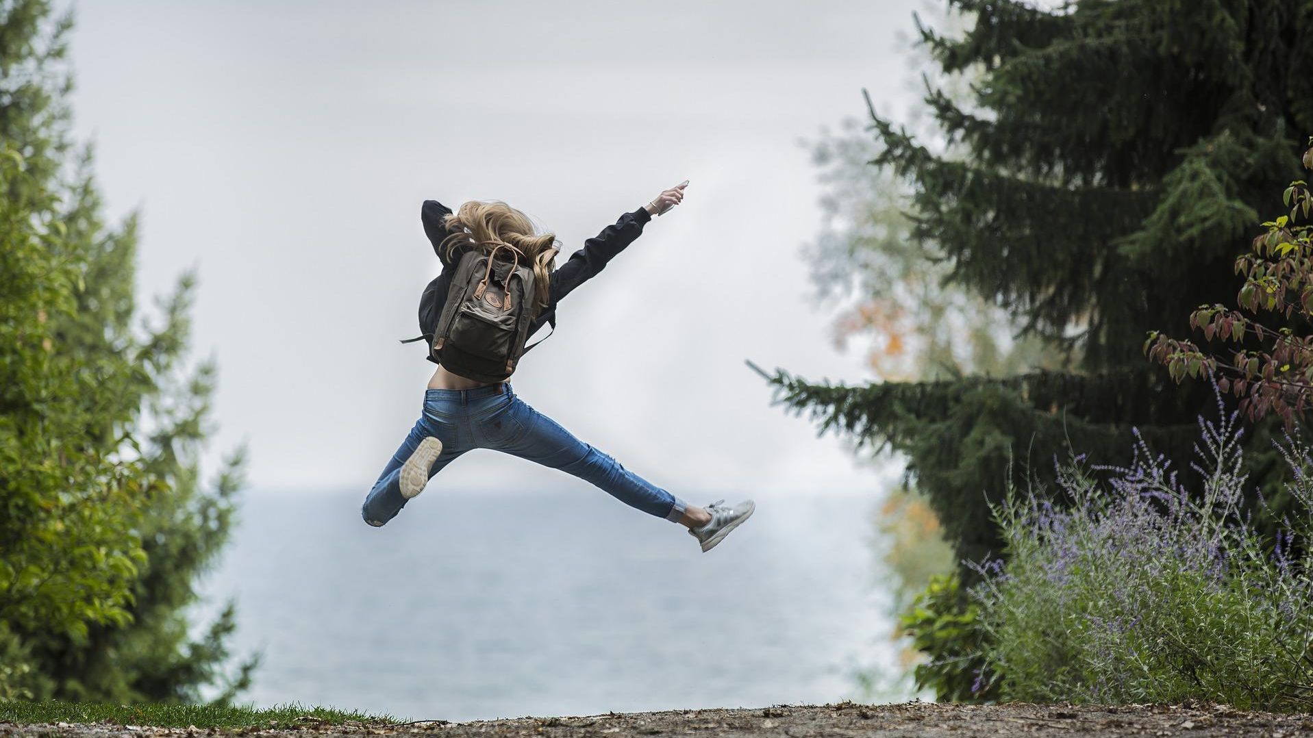 In die Luft springende Frau | Bildquelle: Pixabay
