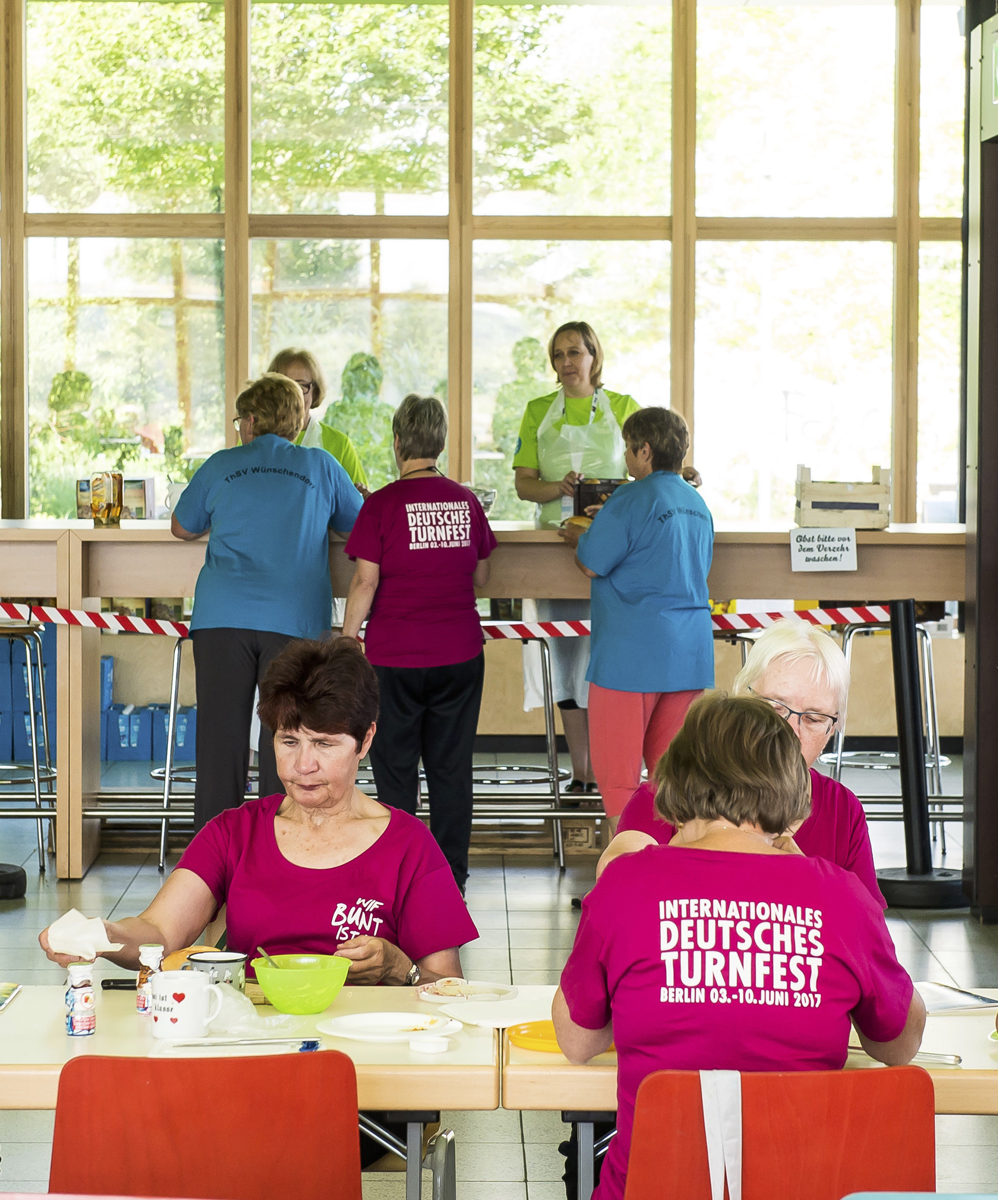 Volunteer-Einsatz beim Frühstück in der Schulunterkunft | Bildquelle: Turnfestfotos