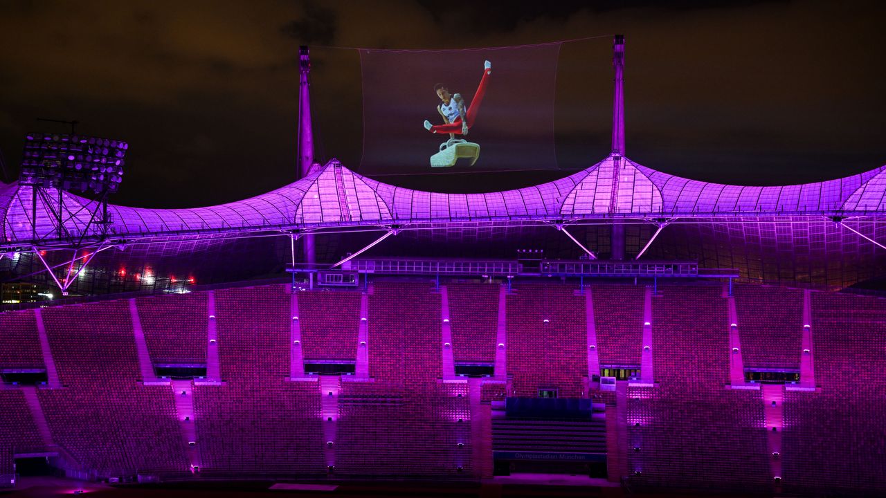 Videoinstallation European Championships Munich 2022 Marcel Nguyen auf dem Dach des Olympiastadions | Bildquelle: PictureAlliance