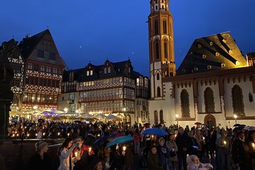 500 Menschen sangen am 3. Oktober auf dem Frankfurter Römerberg zum Gedenken an die Deutsche Einheit | Bildquelle: Holger Scheel