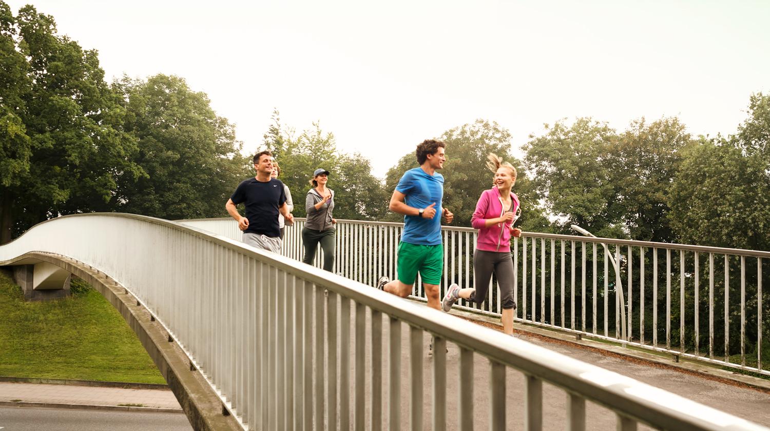 Athleten auf einer Brücke | Bildquelle: BARMER