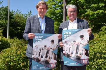 LSV-Präsident Hans-Jakob Tiessen (links) und SHTV-Präsident Hans-Jürgen Kütbach präsentieren ein Motiv der Kampagne zum Eltern-Kind-Turnen. (Foto: Stefan Arlt)