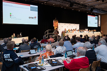 Die Delegierten bei einer Abstimmung beim Deutschen Turntag 2023 in Hanau. | Bildquelle: Chris Christes 