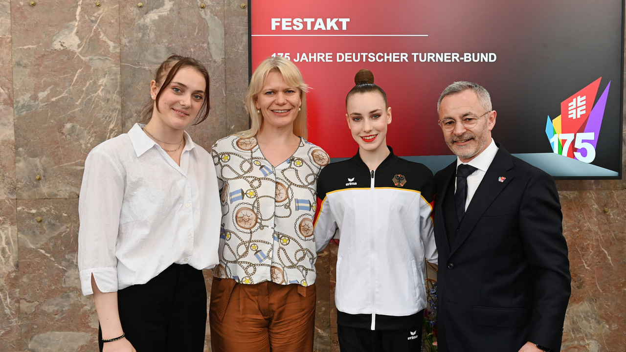 von links: Margarita Kolosov, Isabell Sawade, Darja Varfolomeev und Dr. Alfons Hölzl | Bildquelle: Picture Alliance