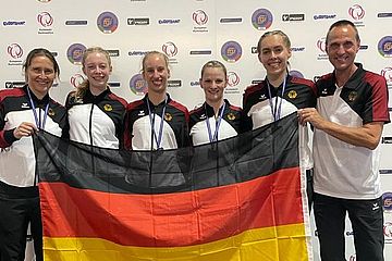 Das EM-Bronze-Team mit seinen Trainern. | Bildquelle: DTB