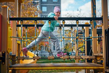 Kind läuft über eine Wackelbrücke | Bildquelle: Pexels
