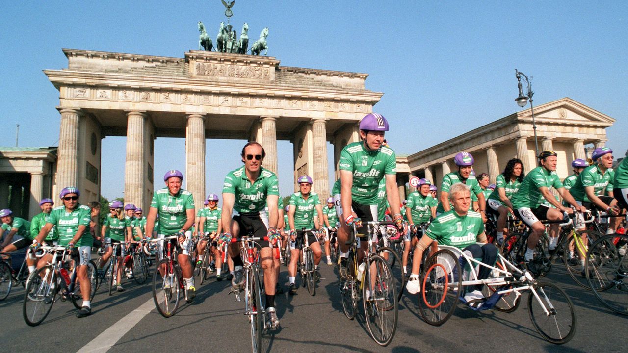 Eberhard Gienger bei der Tour der Hoffnung 1995 | Bildquelle: Picture Alliance