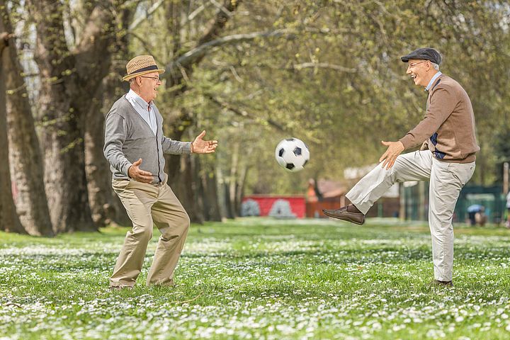 Männer beim Fußballspielen | Bildquelle: iStock