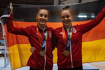 Helen Kevric holt Silber und Meolie Jauch Bronze am Stufenbarren | Bildquelle: Team Deutschland