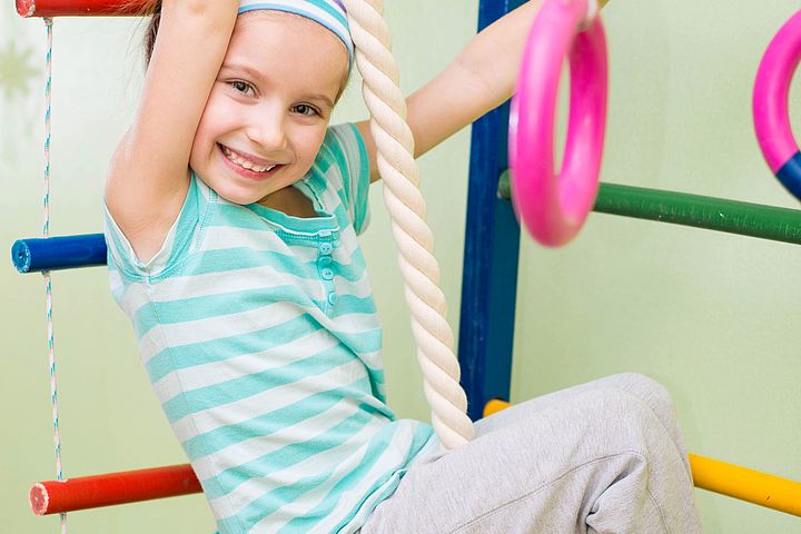 Mädchen auf Leiter | Bildquelle: Shutterstock