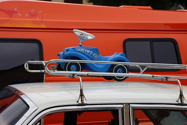 Bobbycar auf Autodach | Bildquelle: Pixabay