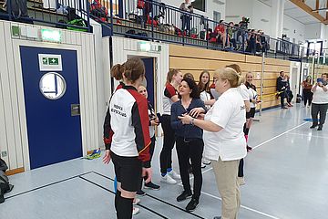 Übergabe der Carl-Schuhmann-Medaille an das Damen-Team | Bildquelle: Caspari