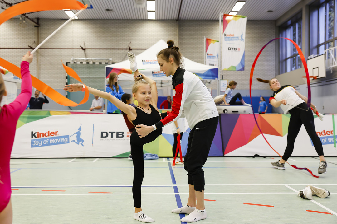 Darja Varfolomeev trainiert Kind beim kJoM Tag des Kinderturnens | Bildquelle: Daniel Löb