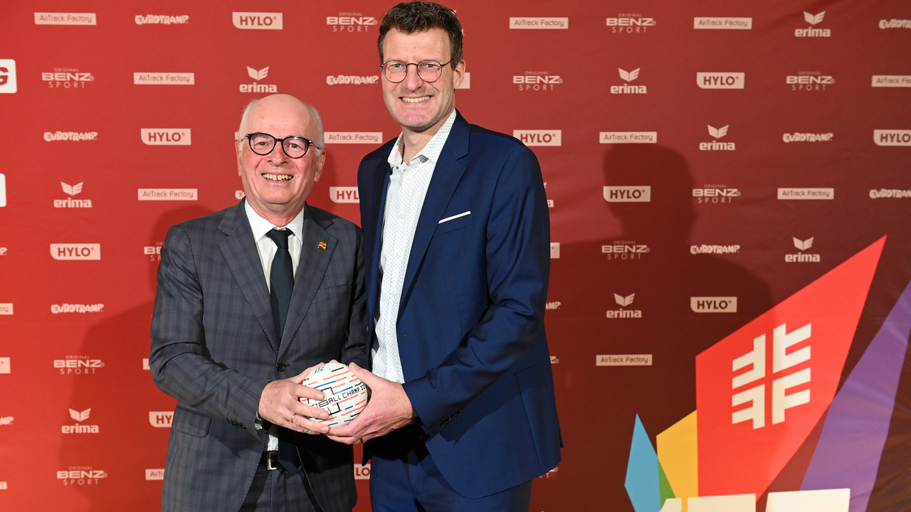 Wolfgang Baumann, Präsident TAFISA, und Jörn Verleger, IFA-Präsident (International Fistball Association) | Bildquelle: Picture Alliance