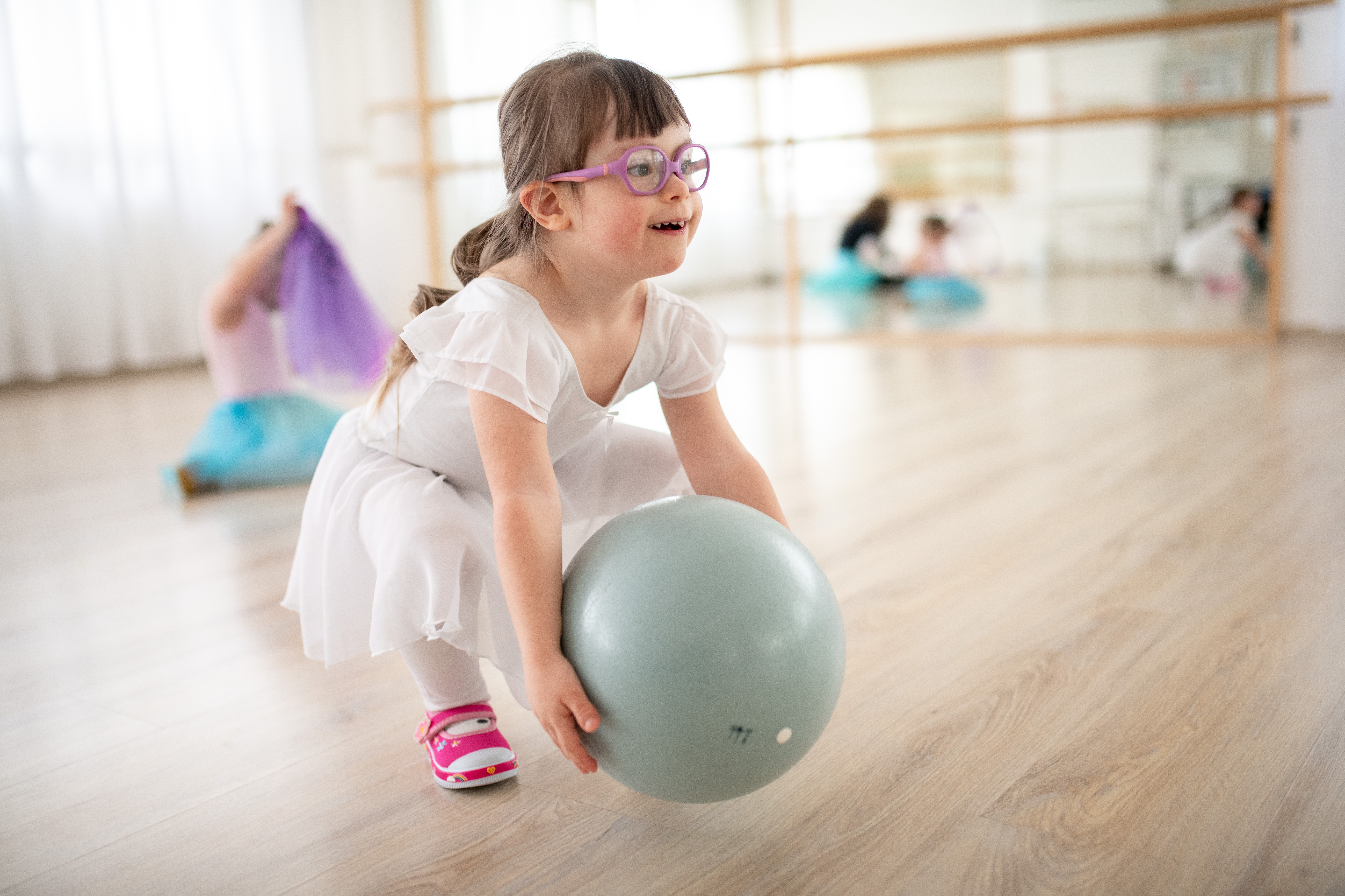 Mädchen mit Ball | Bildquelle: Shutterstock